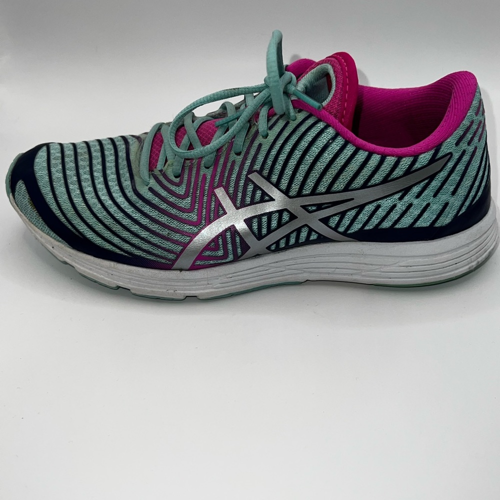 Women’s 6.5 ASICS Gel-Hyper Tri 3